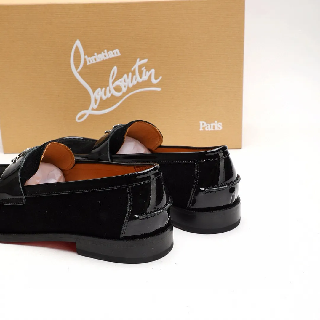 Batch 1,080 yuan 💰••New real shots••CL～High-end men’s 👔casual•loafers with red soles! ••🆑Genuine and top-quality goods from original orders ••✅💯 Purchase goods from top-quality original orders! Original imported patterned cowhide ➕Imported cowhide lining ➕Cowhide feet ➕Original leather outsole~🉑️Feel free to compare the authentic ones! Size: 38-44 (45.46.47 can be customized)
